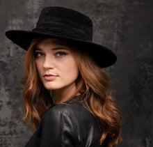 Load image into Gallery viewer, Girl wearing a cordobes hat in deep black