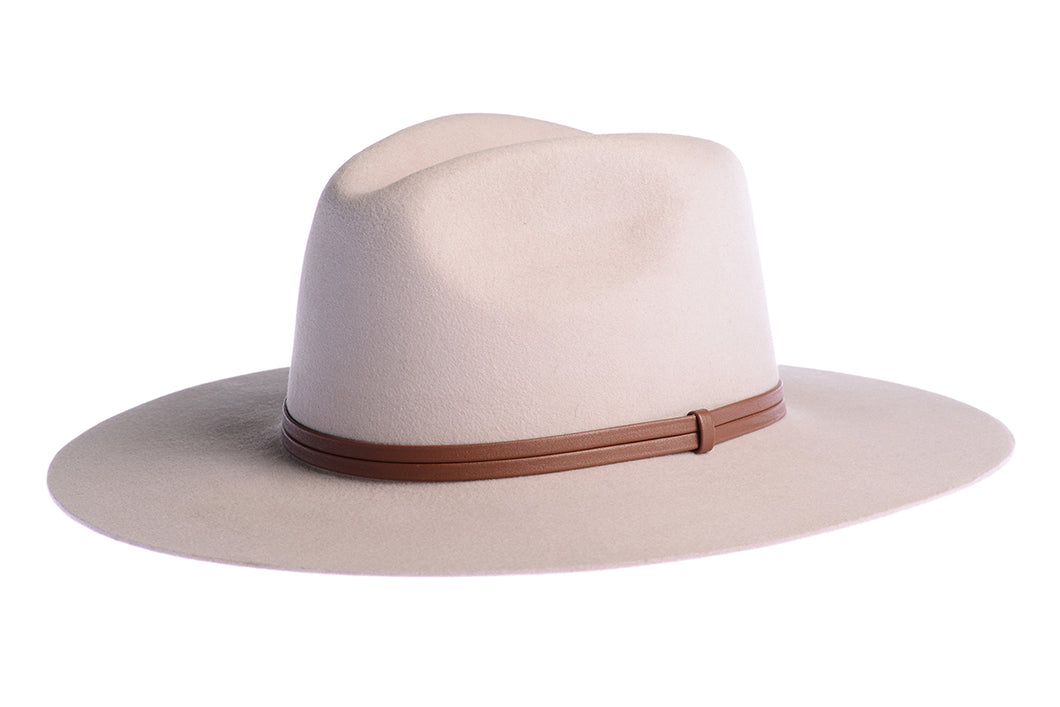 Wool hat with a structured crown and brim, finished with an elegant double-bound synthetic leather trim, left side view