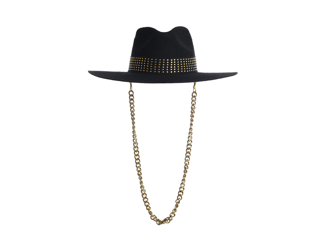 Black hat composed of the finest wool, it has an elegant structured crown, finished with a studded trim that defines the body of the hat. It comes with a detachable gold chain, front view